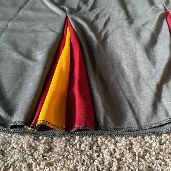 ✨✨Harry Potter Gryffindor Skirt✨✨ - Picture 9 of 9